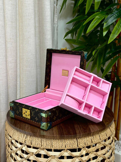 BRAND- LOUIS VUITTON 
*❗️JEWELLERY BOX❗*
*SUPER MASTER QUALITY ❗*
950 dhs✅
*WITH  PAPERBAG❗*

Zain267
♥️♥️♥️