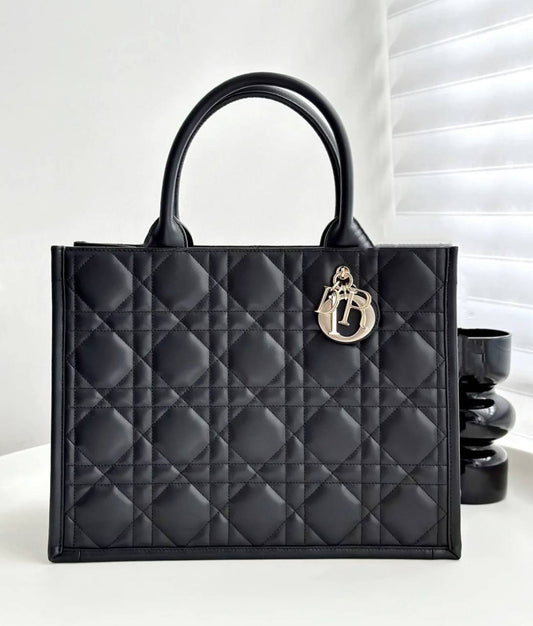 DIOR 
GOOD QUALITY
  MEDUIM SIZE 
90 dhs✅
36CM

Zain39
♥️♥️♥️