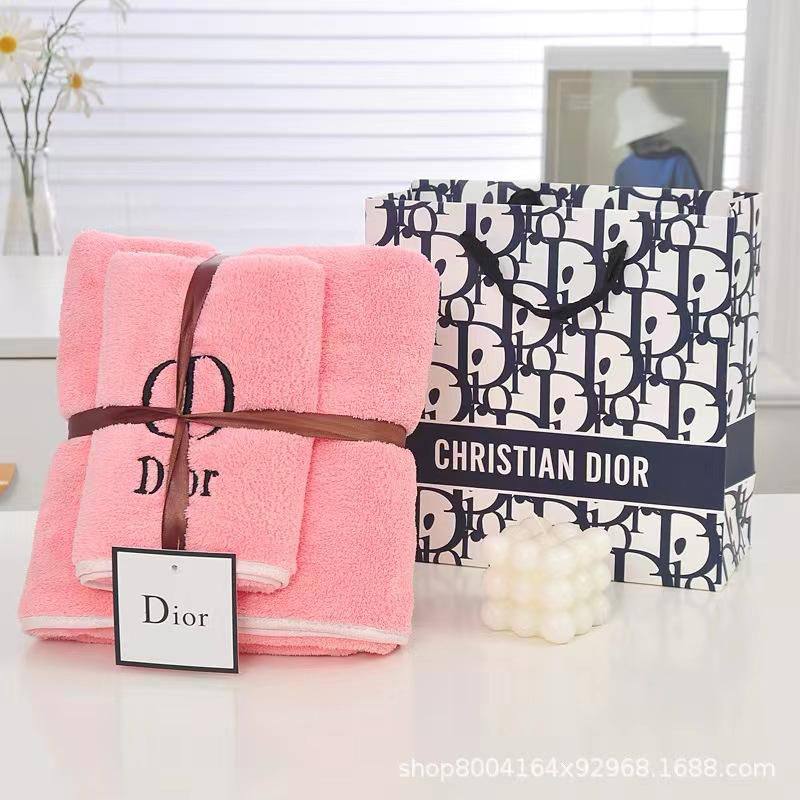 Brand 
Towels  
Good quality 
2 set
With paper 💼 
45 dhs✅

Zain99
♥️♥️♥️