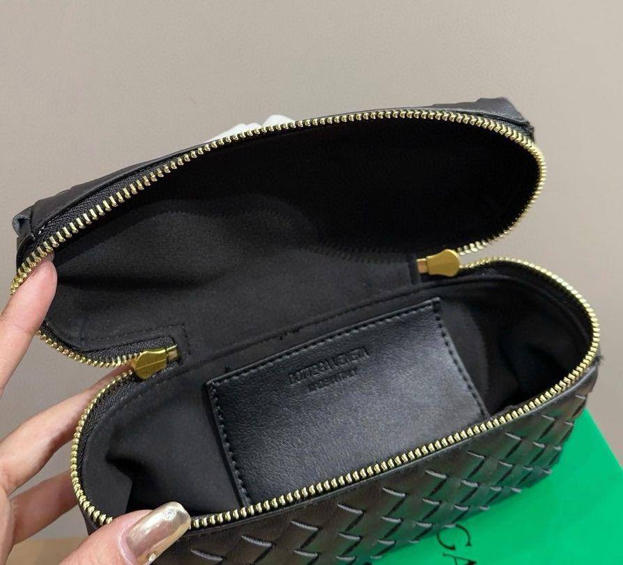 BOTTEGA 

NEW CAME 

GOOD QUALITY 

WITH BOX 

100 dhs🇦🇪🇦🇪
Zain17
♥️♥️♥️