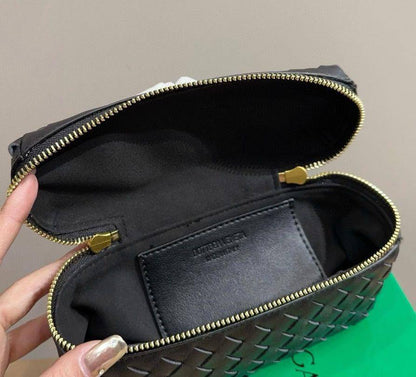 BOTTEGA 

NEW CAME 

GOOD QUALITY 

WITH BOX 

100 dhs🇦🇪🇦🇪
Zain17
♥️♥️♥️