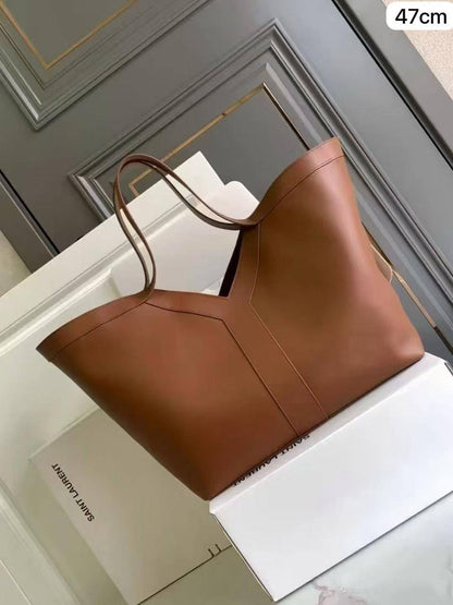 💞 YSL Tote 2 in 1
1⃣️ First quality
Size: 47 * 18 * 30 cm
110 dhs❣️

Zain115
♥️♥️♥️