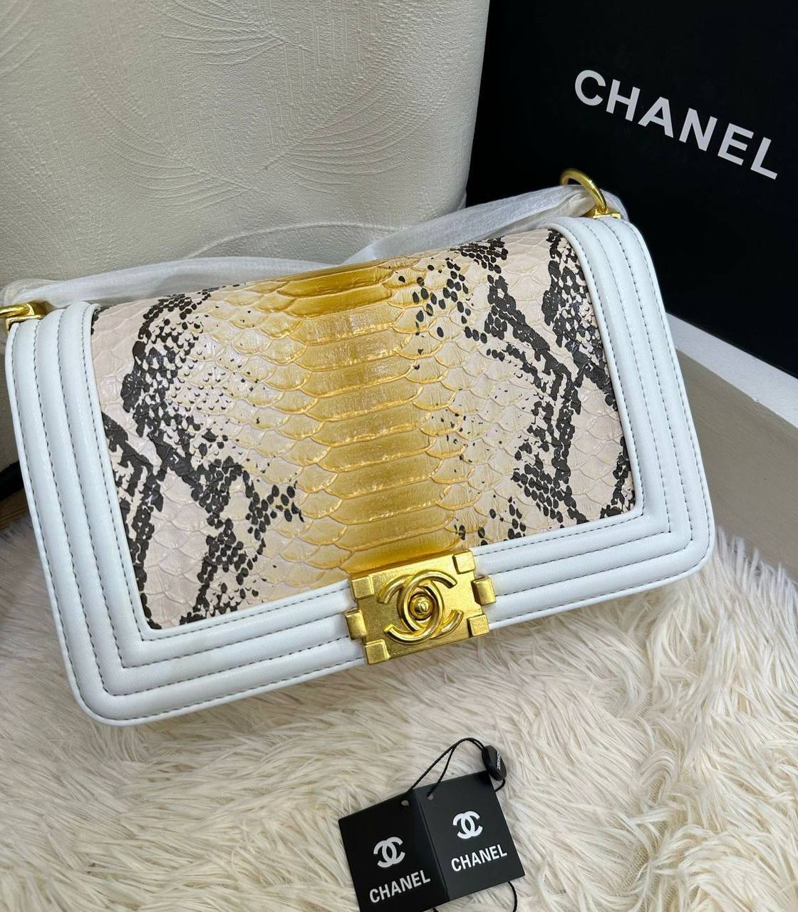 CHANEL 
HIGH QUALITY 
WITH BOX 
🎁🎁🎁

120 dhs✅

Zain39
♥️♥️♥️