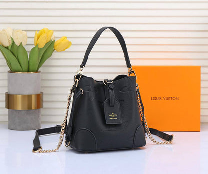 Bucket bag

100 dhs✅

with box
🎁🎁🎁

size 20×12×19cm

Zain42
♥️♥️♥️