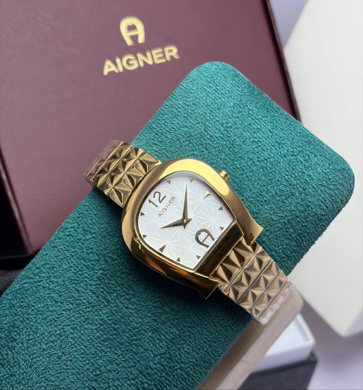 Aigner watch for ladies good quality 
260 dhs✅

Zain59
♥️♥️♥️