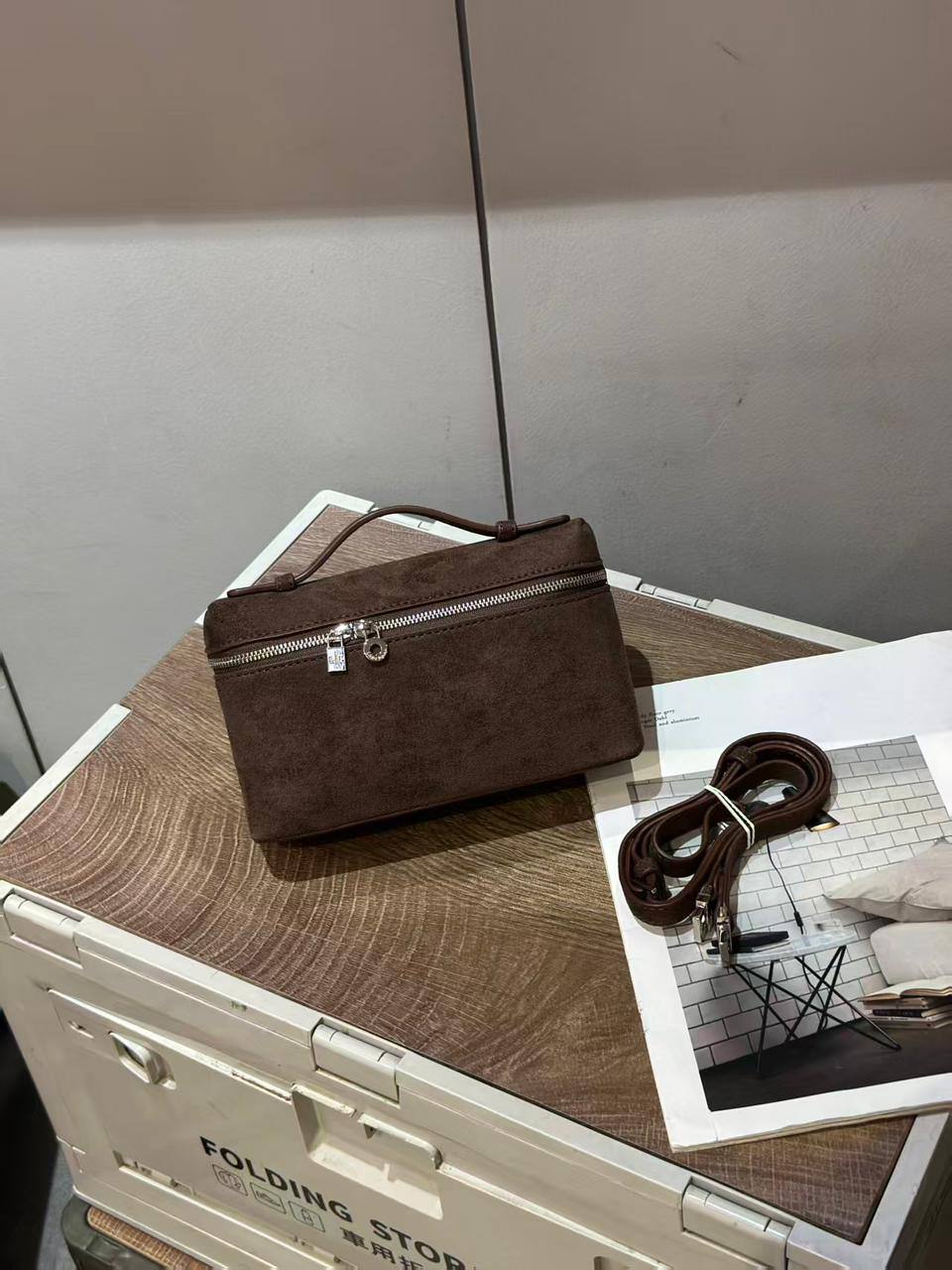 Loro Piana

with box
🎁🎁🎁

80 dhs🪙🌨️

Zain143
♥️♥️♥️