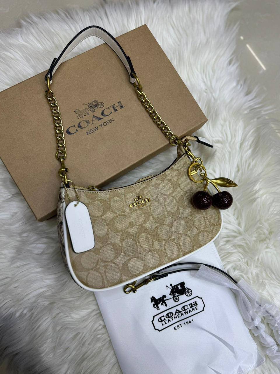 🍒 Coach / Gucci 

1️⃣ First quality +🎁

Size : 24 * 15 * 7 cm

85 dhs🇦🇪🇦🇪

 with box 🎁

Zain115
♥️♥️♥️