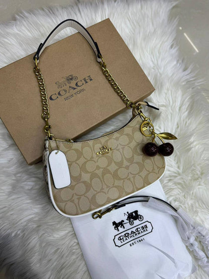🍒 Coach / Gucci 

1️⃣ First quality +🎁

Size : 24 * 15 * 7 cm

85 dhs🇦🇪🇦🇪

 with box 🎁

Zain115
♥️♥️♥️