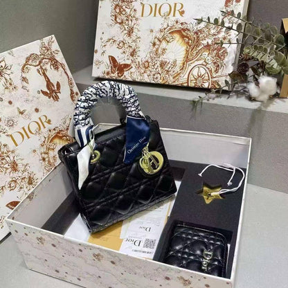 Dior
Set
20*17*8 cm

With box
🎁🎁🎁

125 dhs🪙🌨️

Zain17
♥️♥️♥️