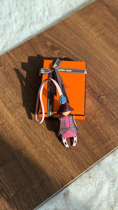 Hermes 🐎 
➡️ *Orginal* 
       *full handmade original leather*
*Artificier charm*

*320 dhs🪙* with Original *Box and Bag*🎁

Zain280
♥️♥️♥️