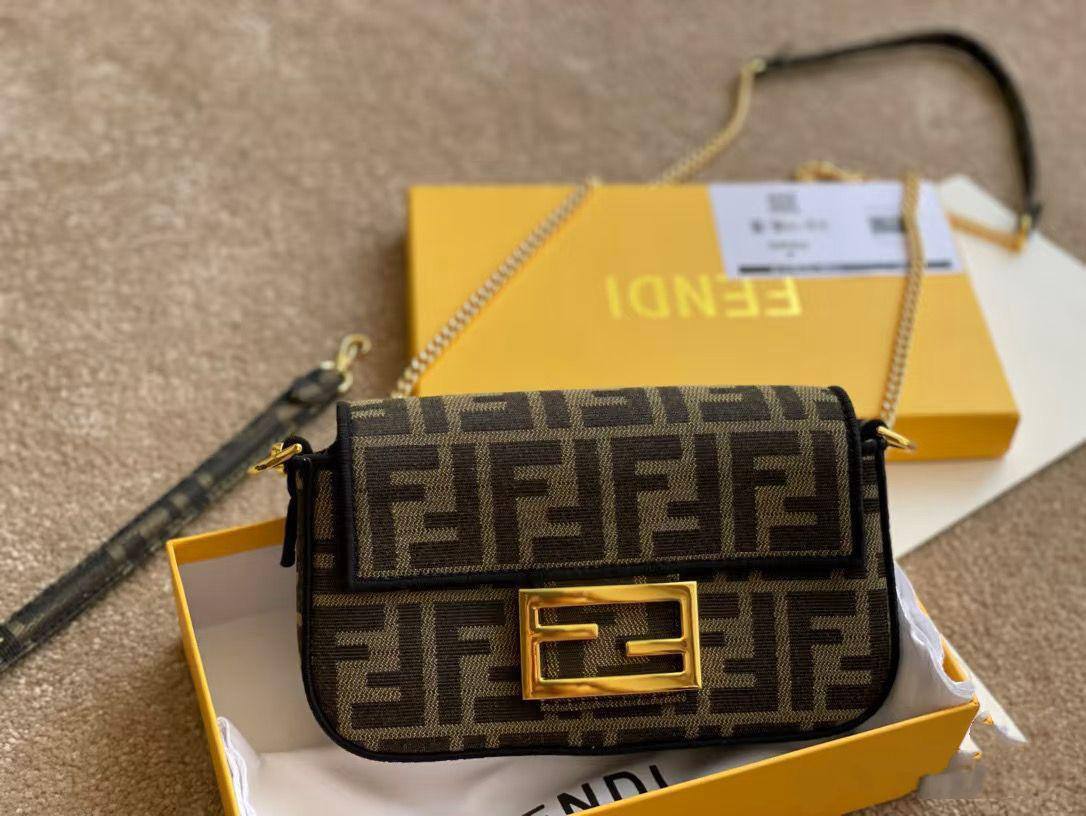 ❤️ Fendi Small baguette
1️⃣ First quality +🎁
Size : 20 * 10 cm
80 dhs🌺
with box🎁

Zain115
♥️♥️♥️