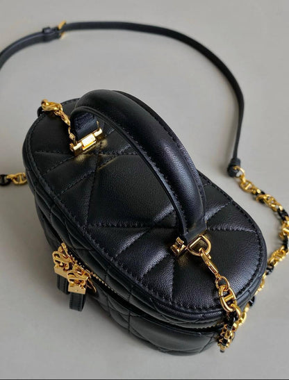 Chanel 💕💕✨
Super master quality 🔥🔥
Available ✨💕💕
With full packing 📦🎀
For Price 👇 WTSP Text Zain 0568585901

Zain252
♥️♥️♥️