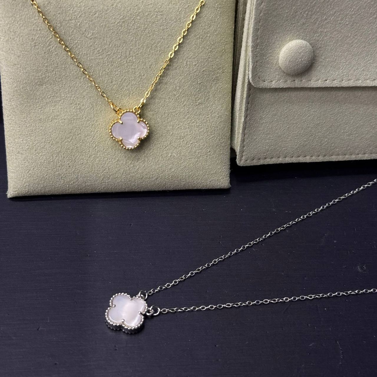 VCA ❤️‍🔥*
Necklace ✨
Stainless Steel 💯
With black boxes 📦 
20 dhs💓
With normal boxes 🗃️ 
And paper bag🛍️
30 dhs💓

Zain216
♥️♥️♥️