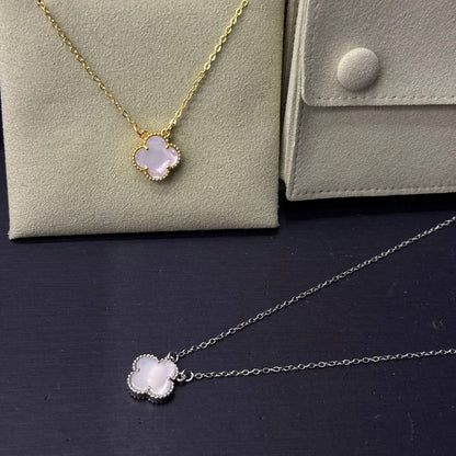 VCA ❤️‍🔥*
Necklace ✨
Stainless Steel 💯
With black boxes 📦 
20 dhs💓
With normal boxes 🗃️ 
And paper bag🛍️
30 dhs💓

Zain216
♥️♥️♥️