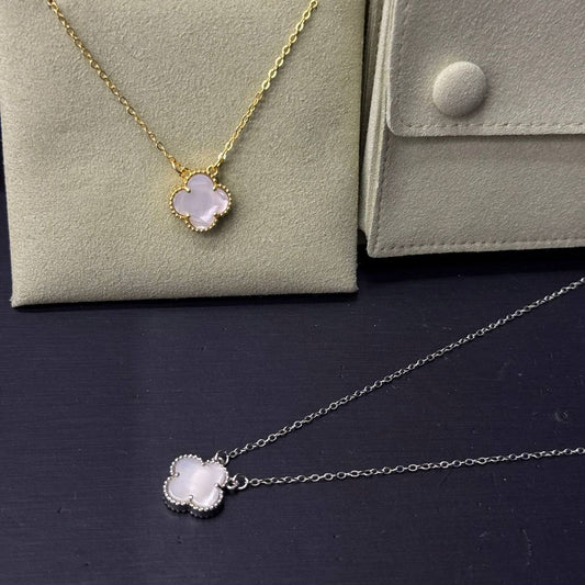 VCA ❤️‍🔥*
Necklace ✨
Stainless Steel 💯
With black boxes 📦 
20 dhs💓
With normal boxes 🗃️ 
And paper bag🛍️
30 dhs💓

Zain216
♥️♥️♥️