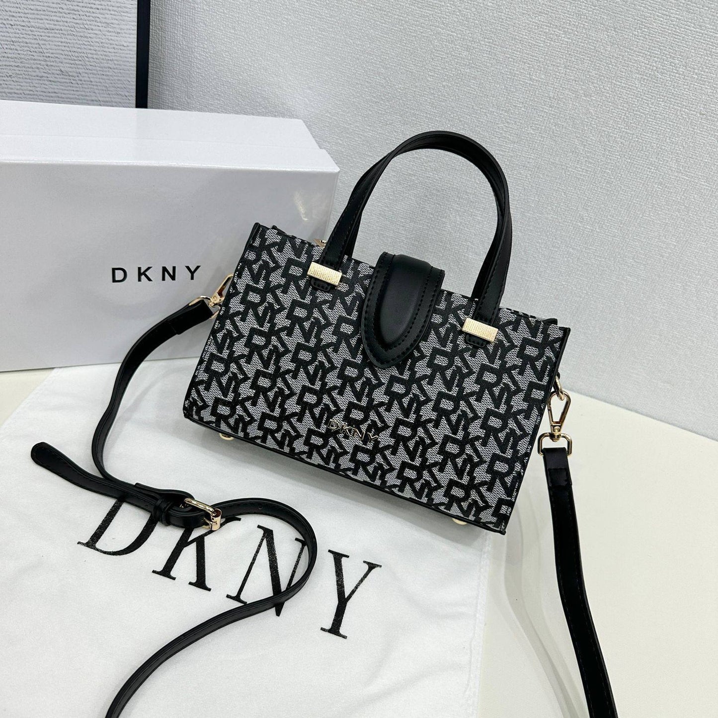DKNY

95 dhs🗽
with box 
🎁🎁🎁

Zain253
♥️♥️♥️