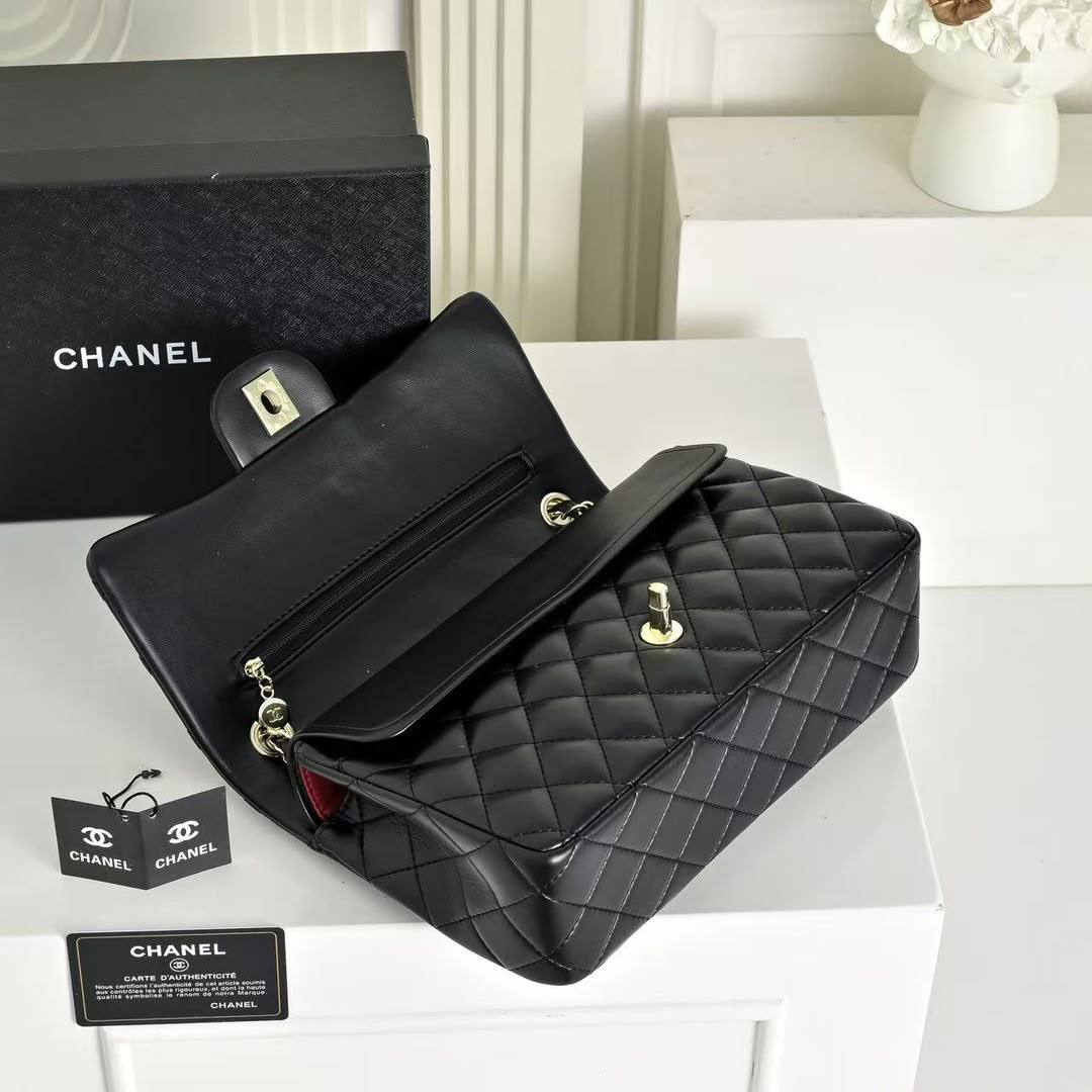 Chanel 
110 dhs🇦🇪🇦🇪
with box
Size 25×7×15cm

Zain42
♥️♥️♥️