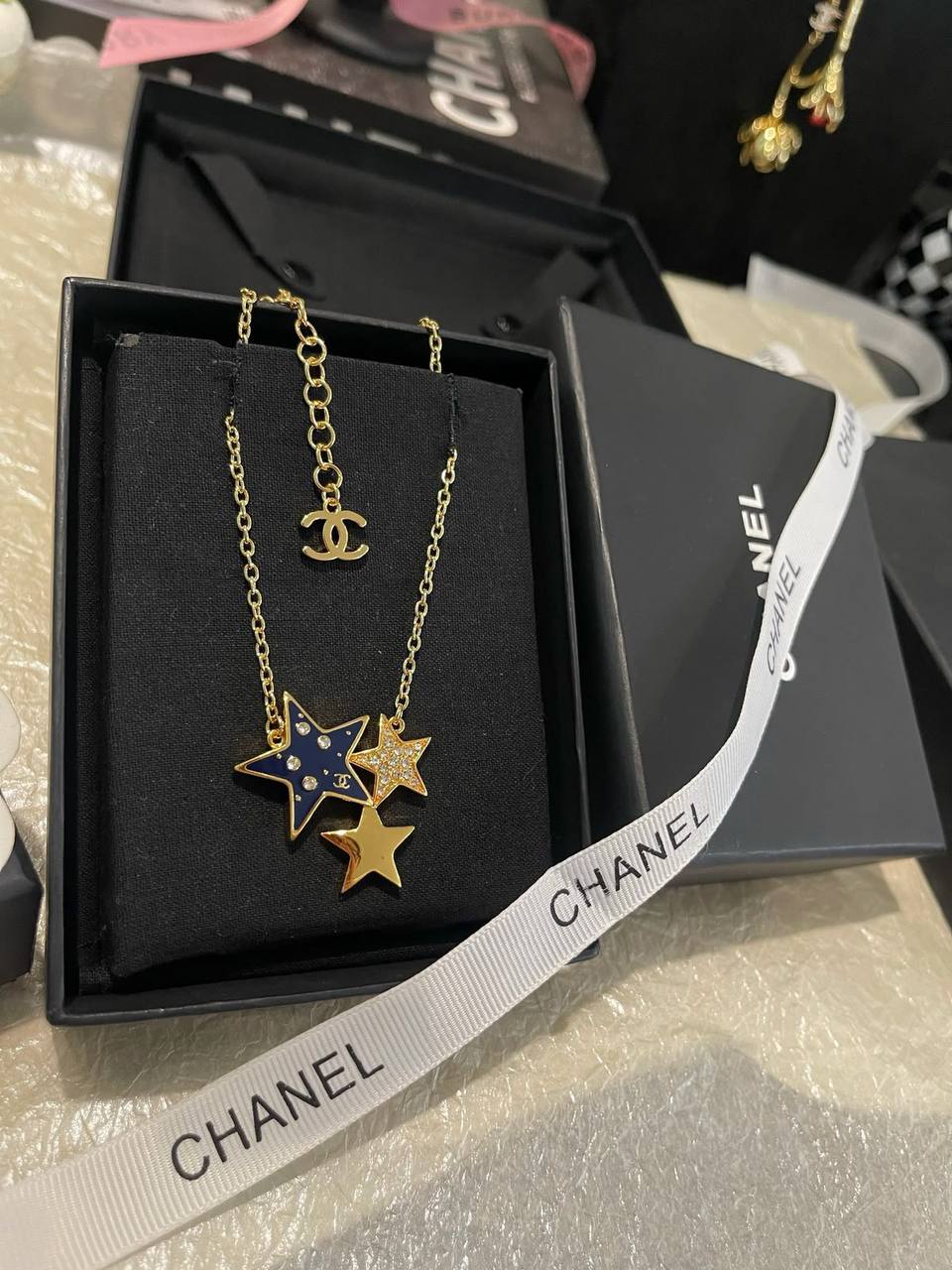CHANEL❤️‍🔥*
Necklace ✨
Master quality 💯
With normal boxes 🗃️ 
55 dhs💓
With master box 📦 
80 dhs💓

Zain216
♥️♥️♥️