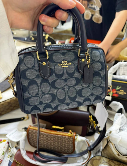 Coach

90 dhs🇦🇪🇦🇪

size：16cm
With the box

Zain35
♥️♥️♥️