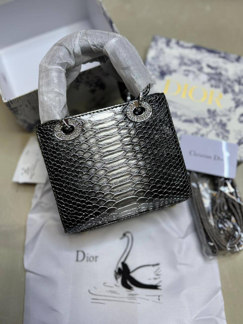 🌹  Lady Dior rare materials
1️⃣ First quality +🎁
Size : 17 * 14 * 7 cm
115 dhs👑
with box 🎁

Zain115
♥️♥️♥️