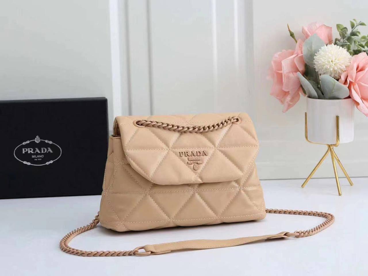 Prada

with box
🎁🎁🎁

95 dhs🪙

Zain143
♥️♥️♥️