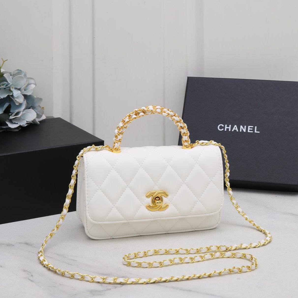 CHANEL 

GOOD QUALITY 

WITH BOX 
🎁🎁🎁

110 dhs✅
SIZE : 20 cm

Zain39
♥️♥️♥️