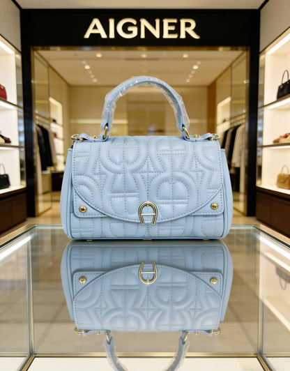 Aigner
95 dhs🇦🇪
with box
🎁🎁🎁

Size:24*18*11

Zain07
♥️♥️♥️