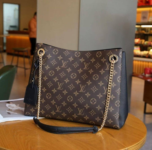 Lv Medium Size
Good Quality 
110 dhs🪙💕

Zain250
♥️♥️♥️