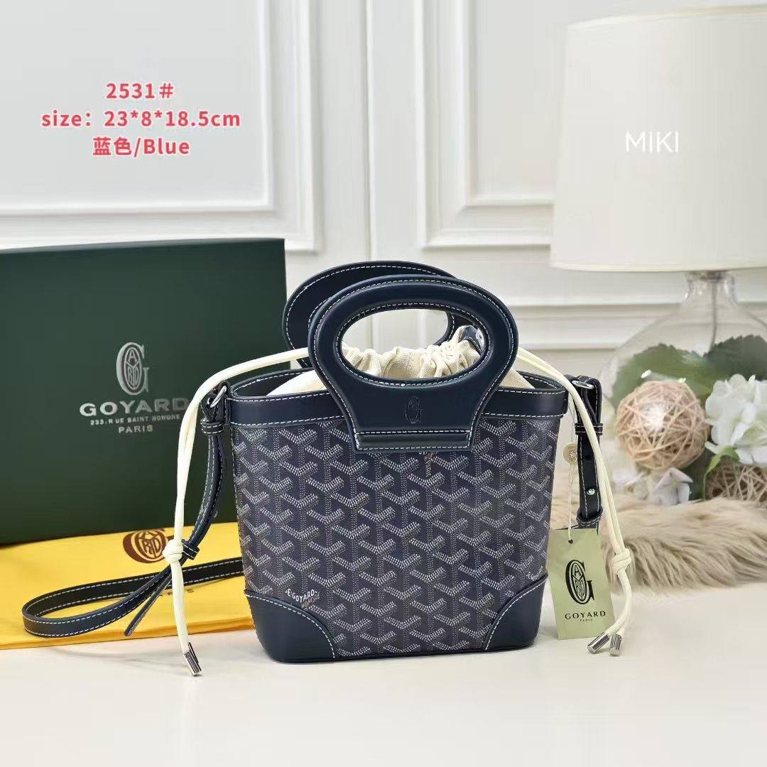 Goyard

 With box
🎁🎁🎁

 size:23×8×18.5cm  
115 dhs❤️

Zain114
♥️♥️♥️