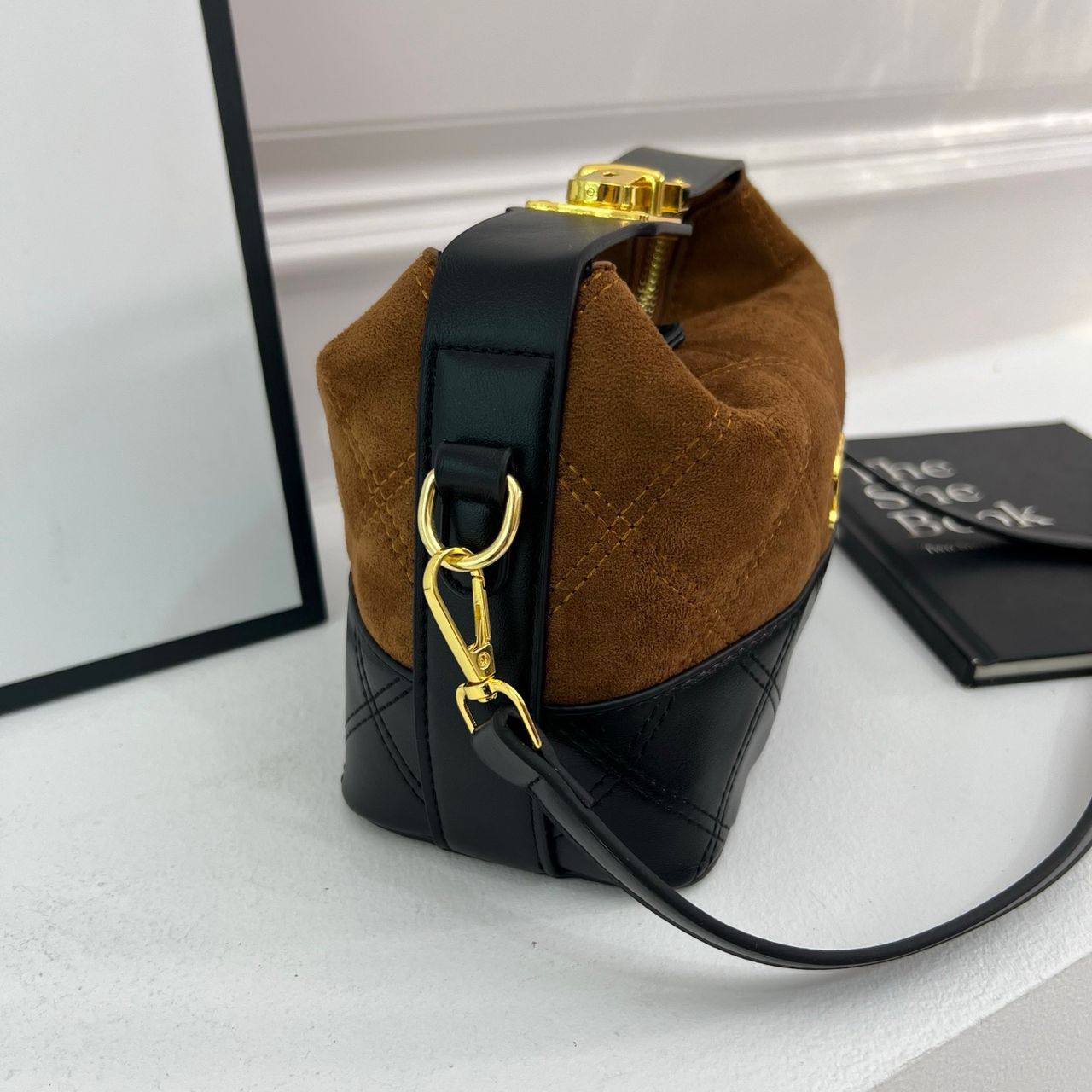 Chanel

85 dhs🌺

with box
🎁🎁🎁

size 23×10×16cm

Zain42
♥️♥️♥️