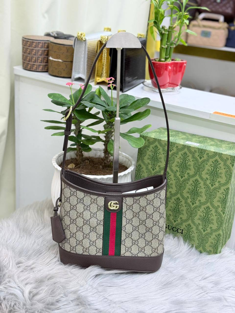GUCCI
SIZE  ………24CM 🥰
95 dhs❣️
with BOX🌷

Zain51
♥️♥️♥️