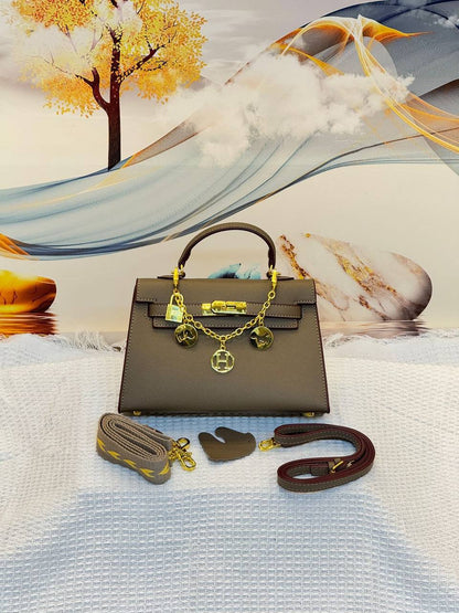 HERMES
Best quality WITH BOX
100 dhs✅
size 22CM

Zain290
♥️♥️♥️