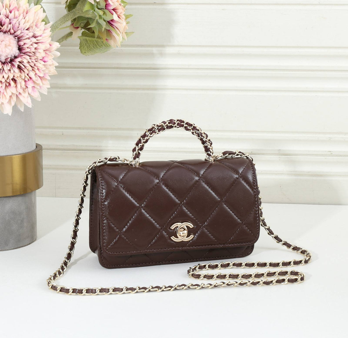 CHANEL

Best quality 
with box
100 dhs🇦🇪🇦🇪🇦🇪
size 19CM

Zain290
♥️♥️♥️