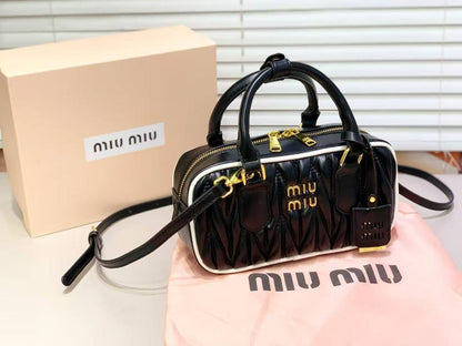 YSL

 GOOD QUALITY

 WITH BOX
🎁🎁🎁

95 dhs✅

Zain39
♥️♥️♥️

Prada