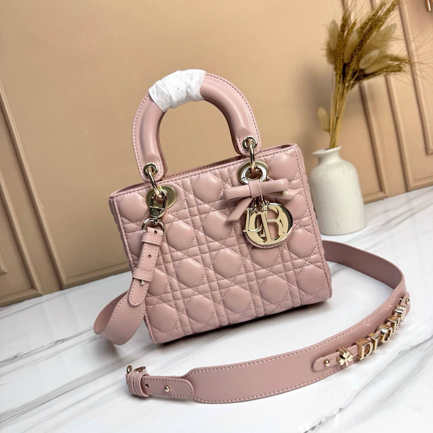 Dior💕🫶🏼
Master🌺🌺
330 dhs✅
20cm🫶🏼🫶🏼 

Zain297
♥️♥️♥️