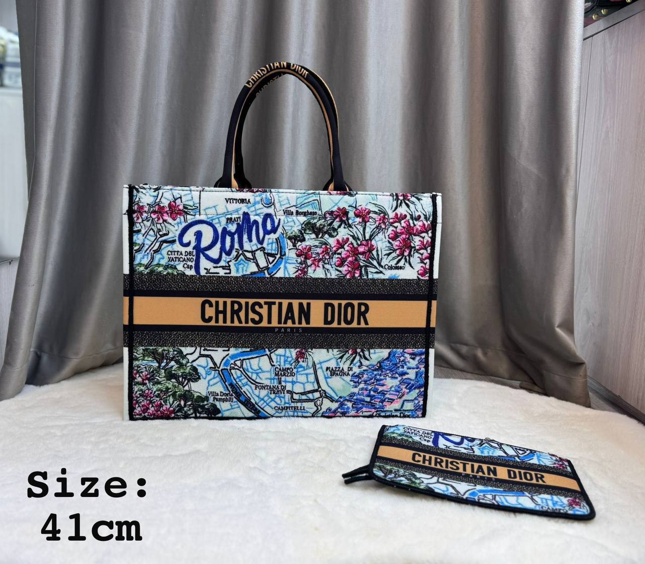 Cʀɪsᴛɪᴀɴ DIOR ʙᴏᴏᴋ ᴛᴏᴛᴇ
ᴡɪᴛʜ ᴘᴏᴜᴄʜ
ʟᴀᴛᴇsᴛ DIOR ғᴏʀ sᴜᴍᴍᴇʀ 
ᴄᴀɴᴠᴀs ᴍᴀᴛᴇʀɪᴀʟ 
sɪᴢᴇ:41ᴄᴍ
95 dhs🪙🌨️

Zain56
♥️♥️♥️
