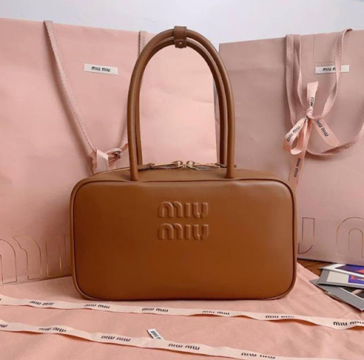 Miu Miu
95 dhs✅
With box
Size28cm

Zain219
♥️♥️♥️