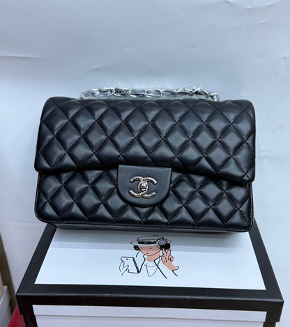 Chanel
New arrival 
Size 25cm
120 dhs🇦🇪🇦🇪
With box 📦

Zain70
♥️♥️♥️