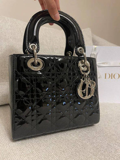 Dior 
Best quality with box’s 
110 dhs✅
size 20 cm

Zain290
♥️♥️♥️