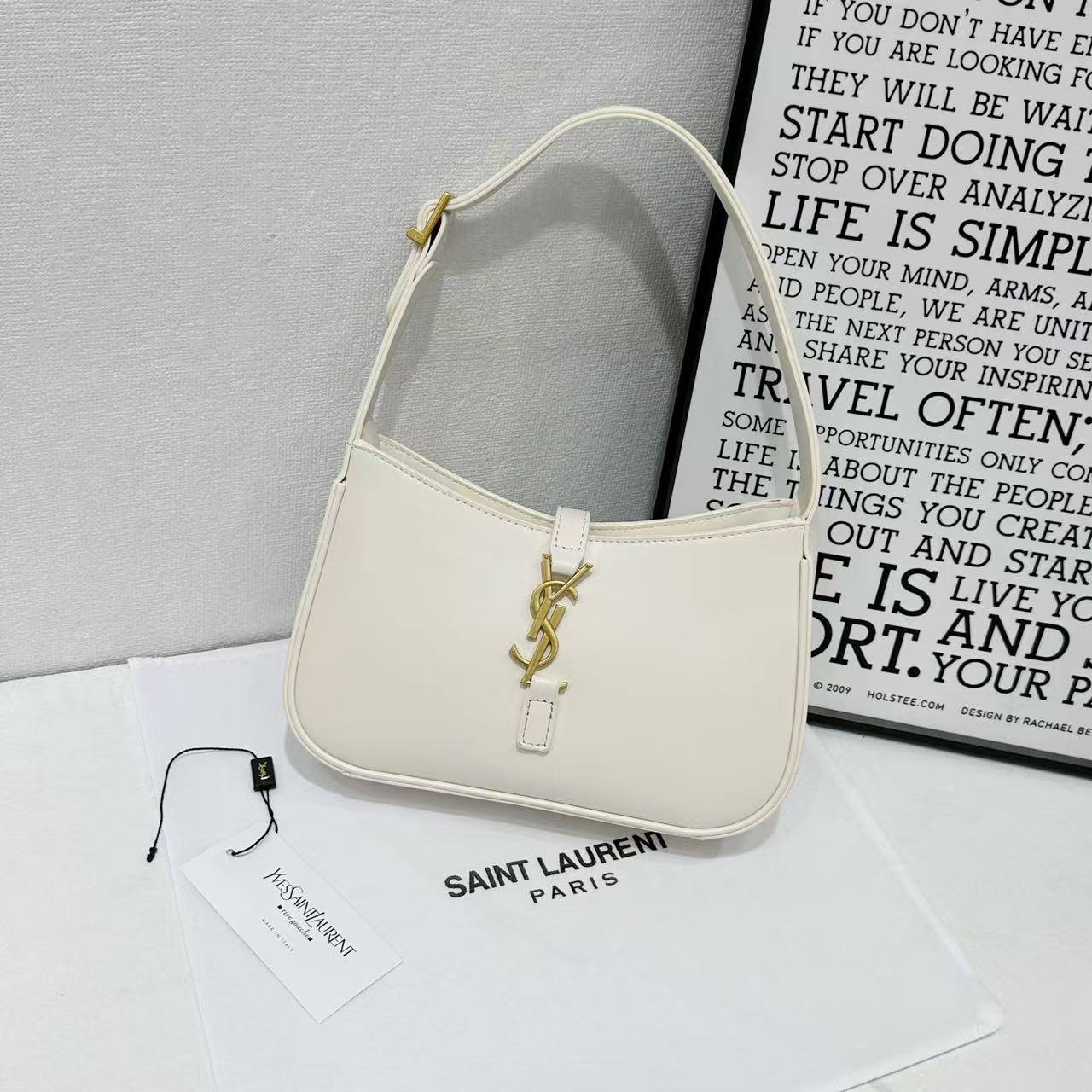 YSL
Best quality WITH BOX
95 dhs🇦🇪🇦🇪
size 25CM

Zain290
♥️♥️♥️