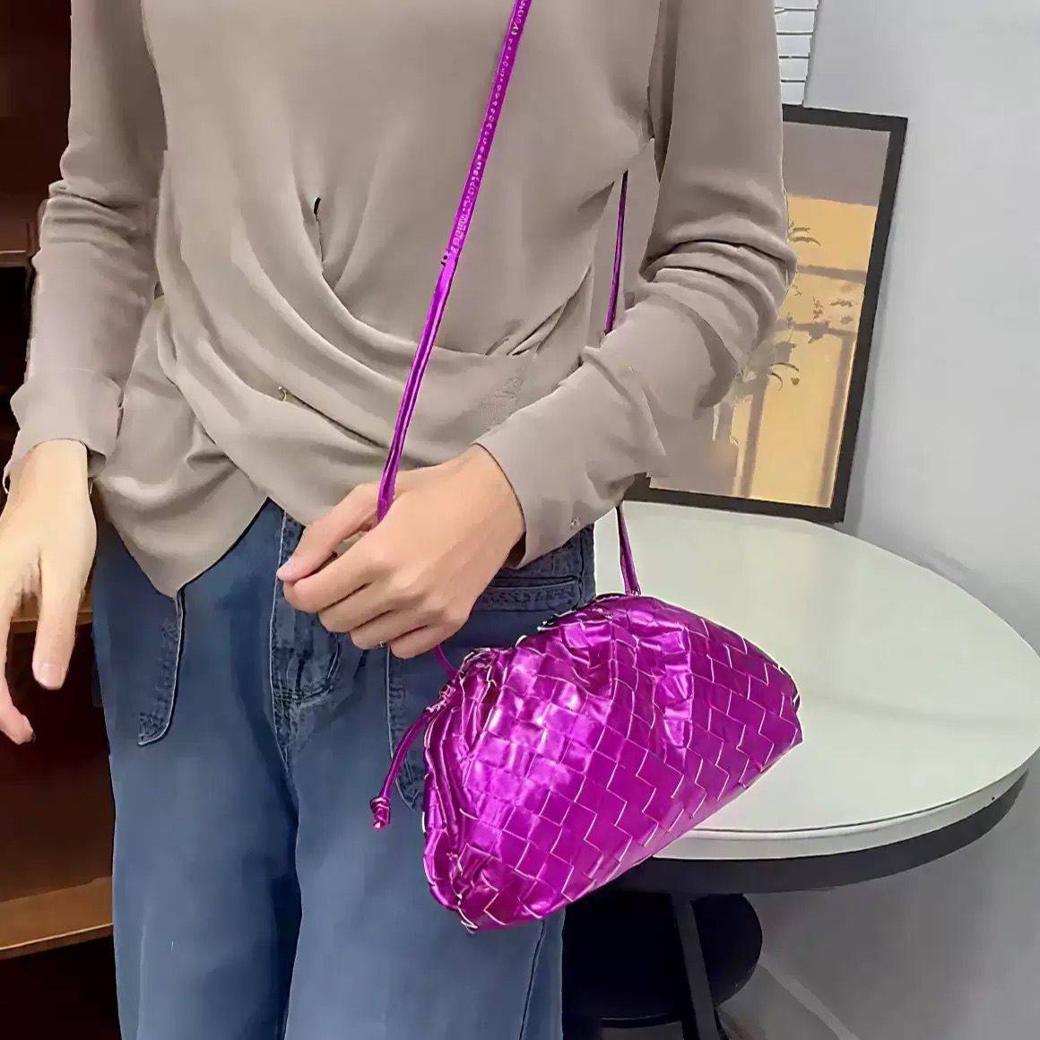 BOTTEGA NEW CAME GOOD QUALITY WITH BOX 
105 dhs🇦🇪🇦🇪

Zain39
♥️♥️♥️