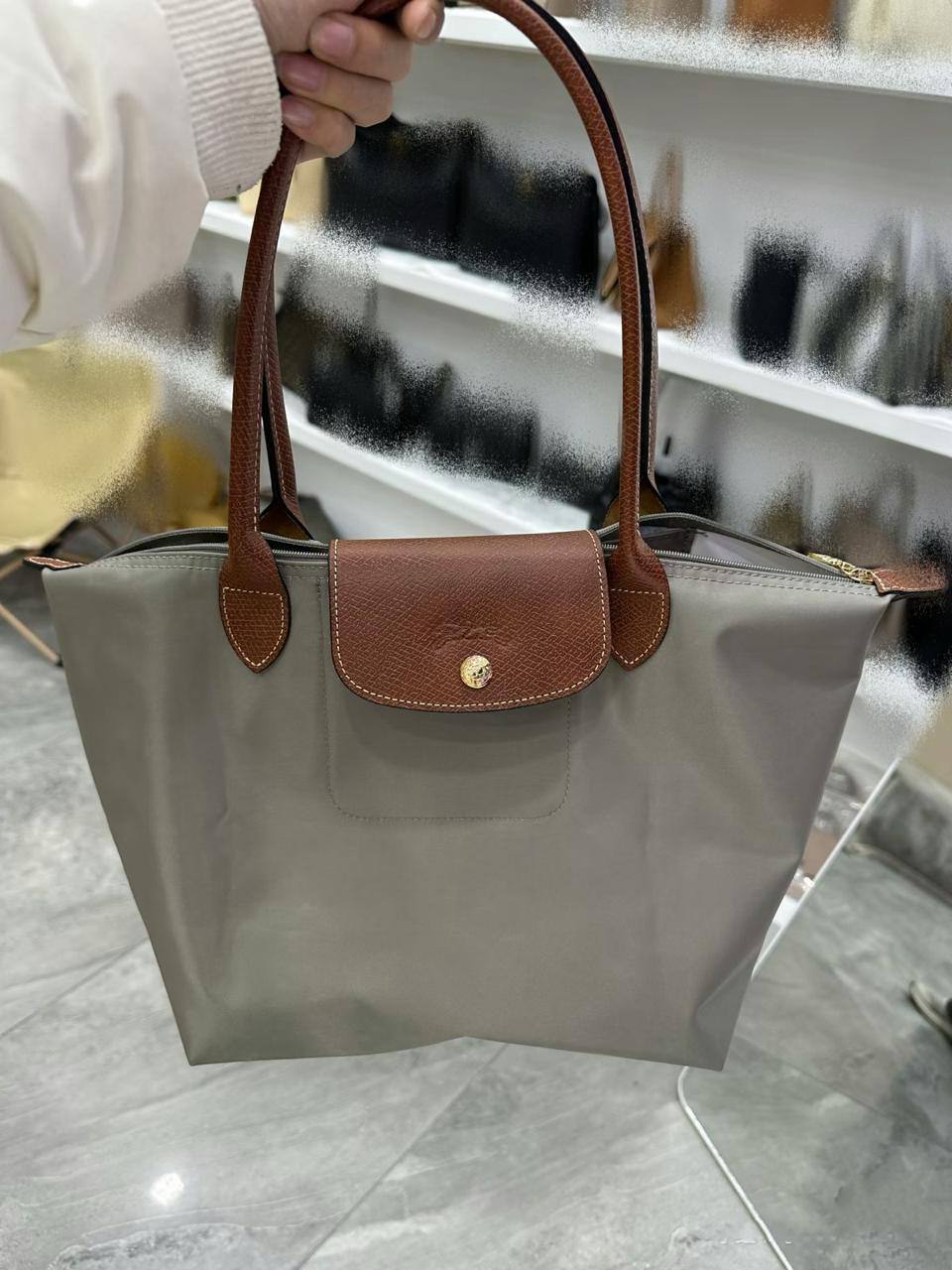 🌷 Longchamp long portable
1⃣️ First quality
Size: 43 * 29 cm
65 dhs💚

Zain115
♥️♥️♥️