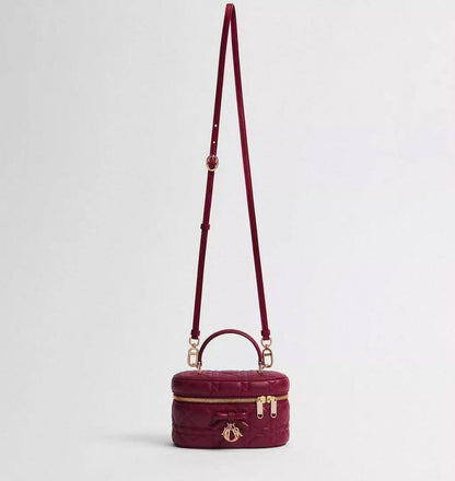 Dior
120 dhs✅
good-quality with box

Zain28
♥️♥️♥️
