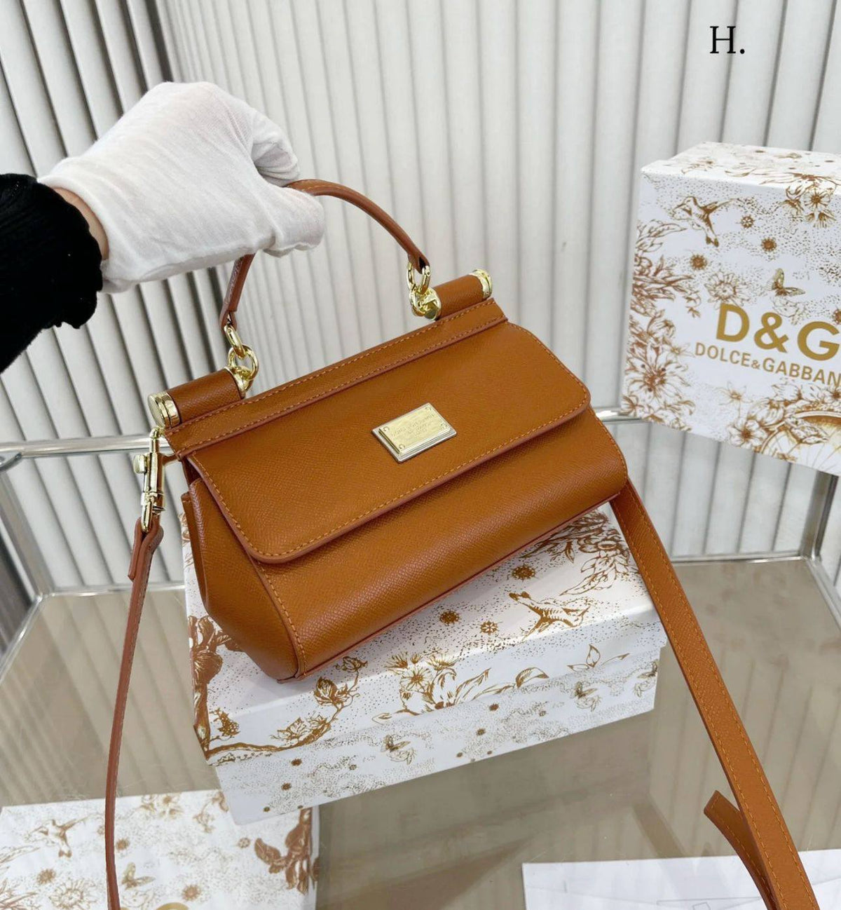 Dolce&Gabbana 

new came 
good quality 

with box 
105 dhs🇦🇪🇦🇪

Zain295
♥️♥️♥️