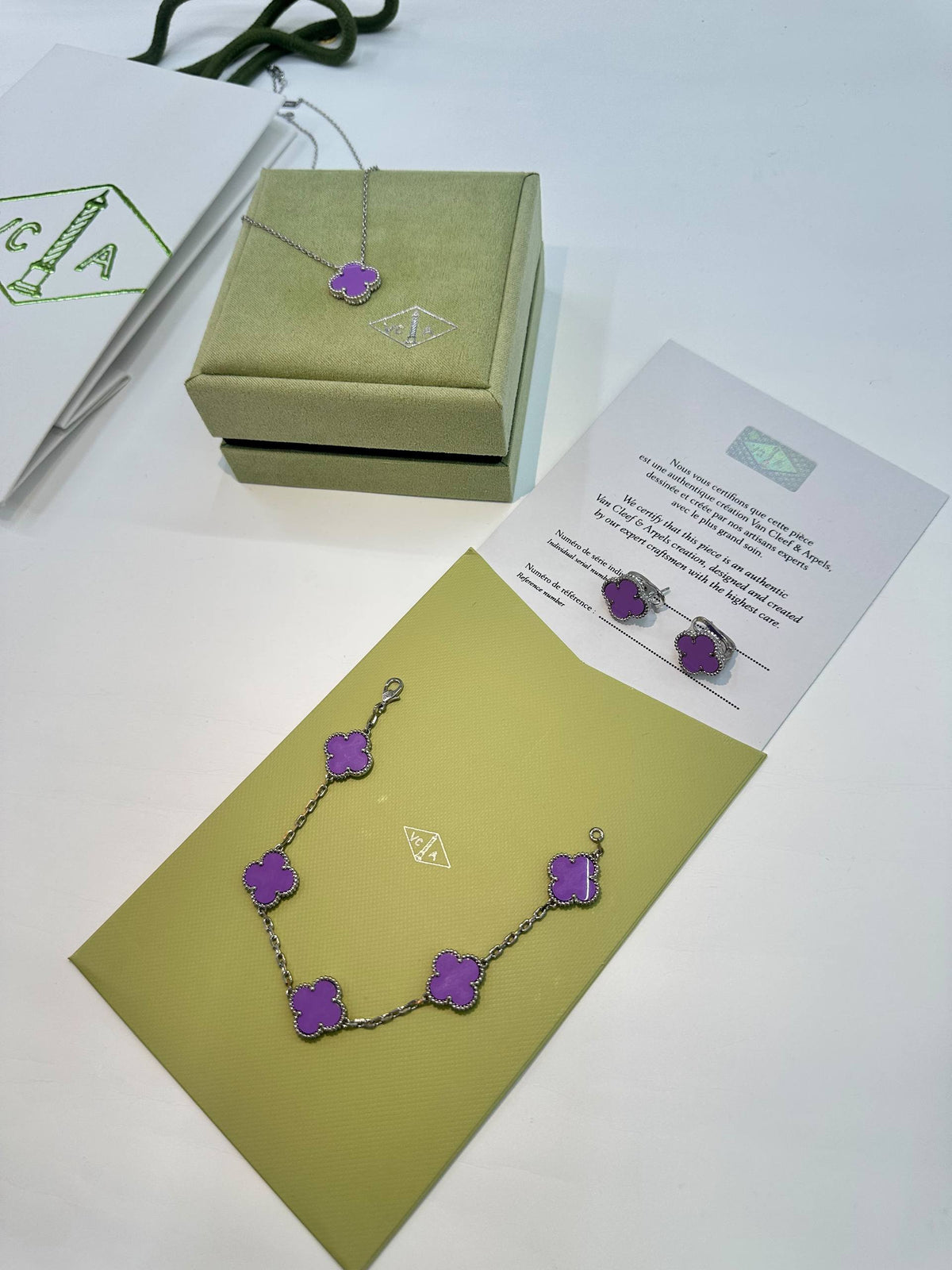Van Cleef & Arpels🔥 Medium size🦋

 Necklace 💥
 Earring 🍁
 Bracelet 🔥

 Master quality 💯 
With normal boxes 🗃️ 
200 dhs🇦🇪🇦🇪

 With master box 🗃️
220 dhs🇦🇪🇦🇪

Zain216
♥️♥️♥️