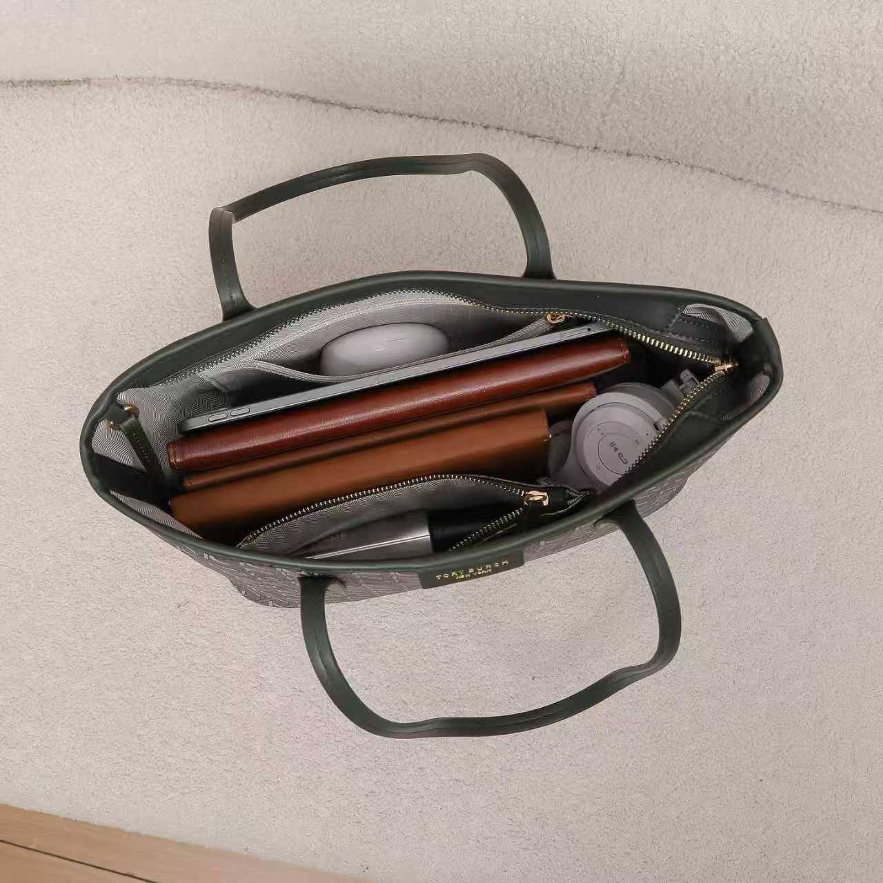 Tory Burch
95 dhs❣️

Zain07
♥️♥️♥️