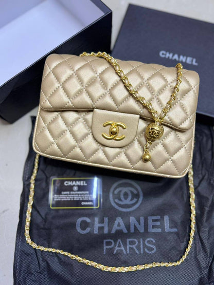 🌷 Chanel CF
1⃣️ First quality +🎁
Size : 22 * 16  cm
90 dhs💓
with box🎁

Zain115
♥️♥️♥️