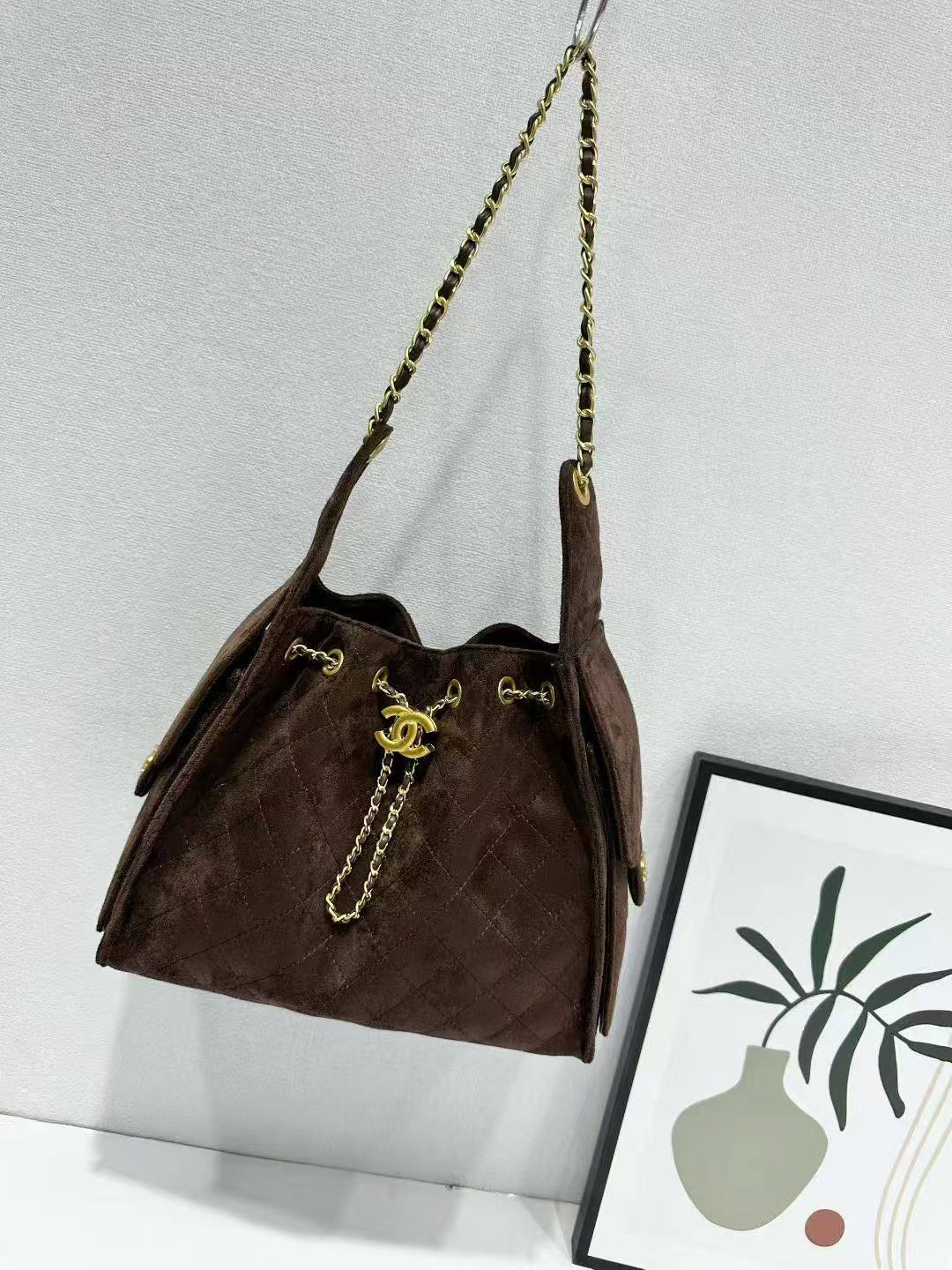 Chanel
105 dhs🪙🌨️
Size28cm

Zain138
♥️♥️♥️