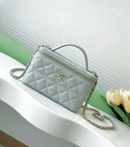 CHANEL GOOD QUALITY 
WITH BOX   
100 dhs✅

Zain295
♥️♥️♥️