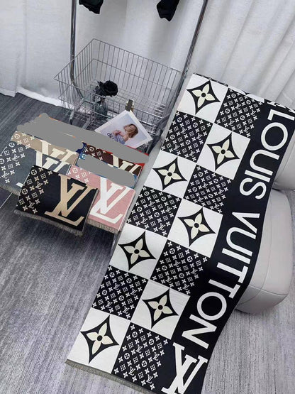 Brand Shawl / Scarf 
Good quality
Size:  180 * 68 cm
45 dhs🪙💕

Zain115
♥️♥️♥️